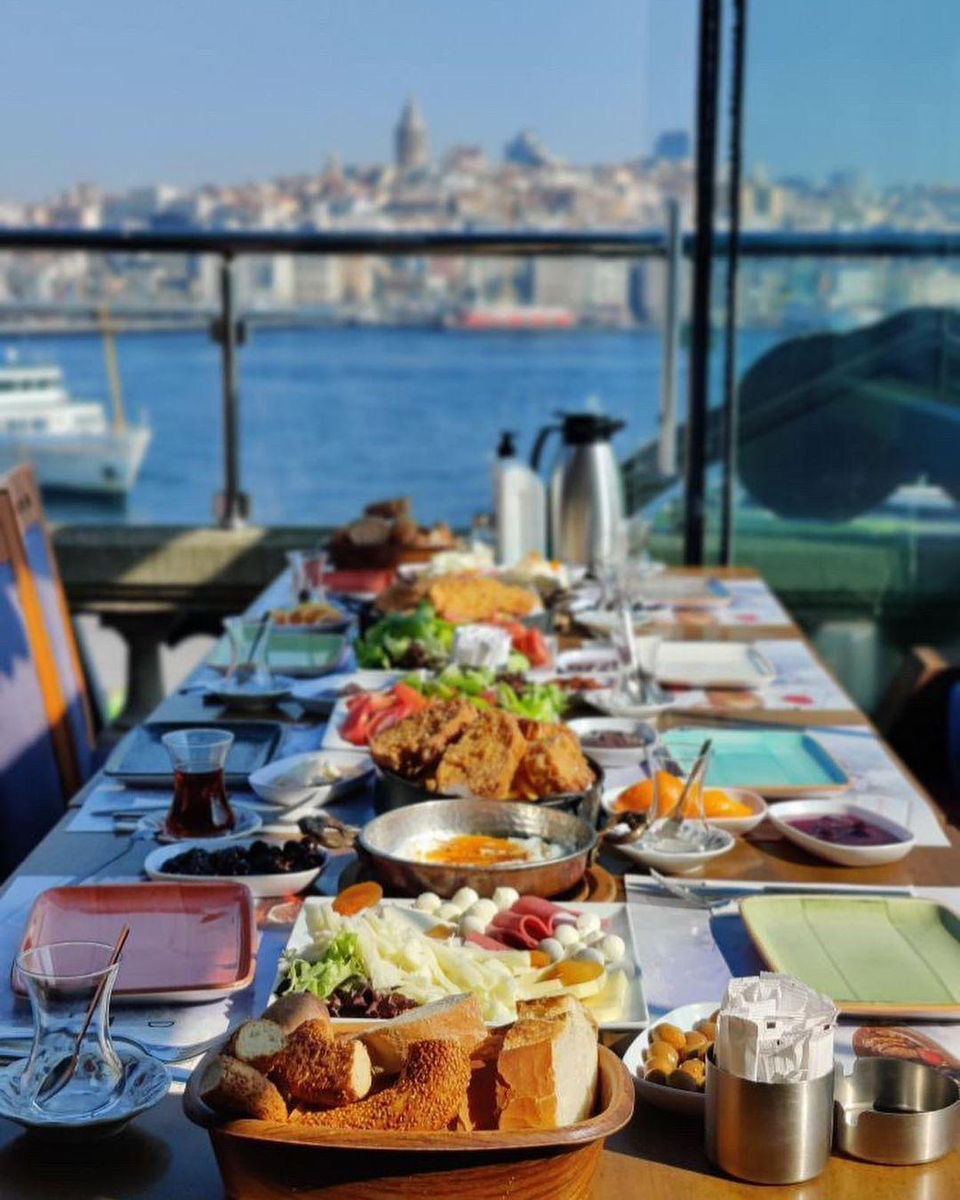 Завтрак в стамбуле недорого. Турецкий завтрак. Завтрак в Стамбуле. Турецкий завтрак в Стамбуле. Турецкий завтрак фото.