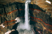 Знаменитый водопад Хенгифосс