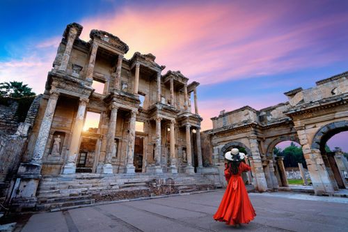 Девушка в древнем городе Эфес в Измире