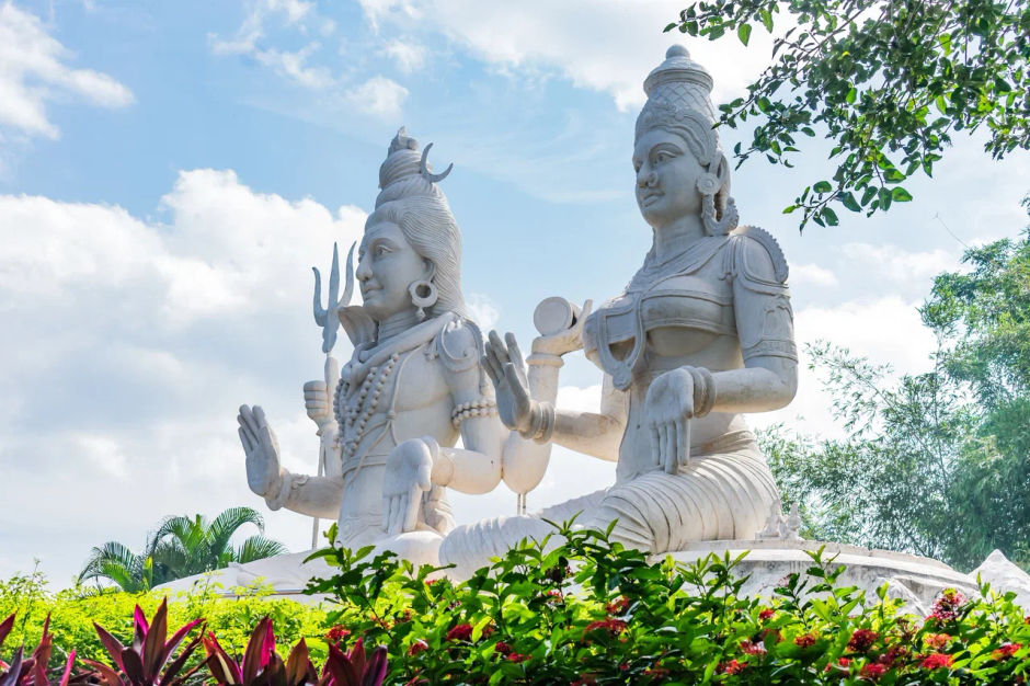 Статуи в индийском саду