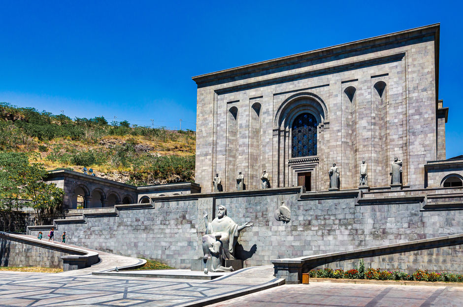 Красивый снимок музея Матенадарана в Ереване