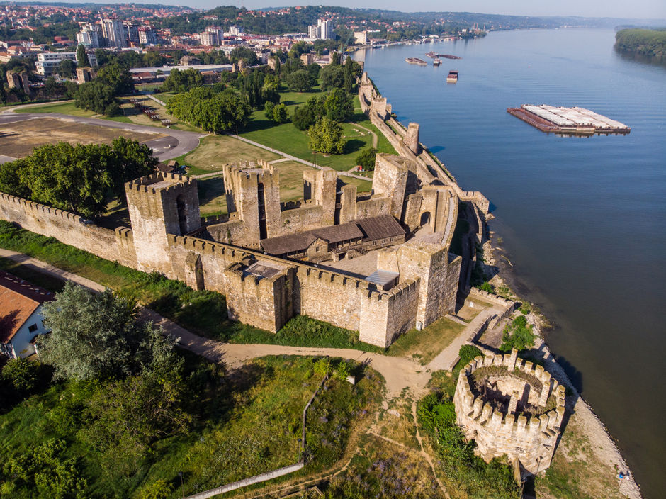 Вид с воздуха на средневековую Смедеревскую крепость