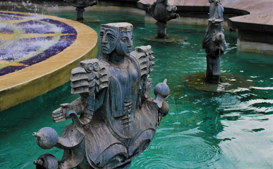 Детали знаменитого фонтана на площади Шарля Азнавура
