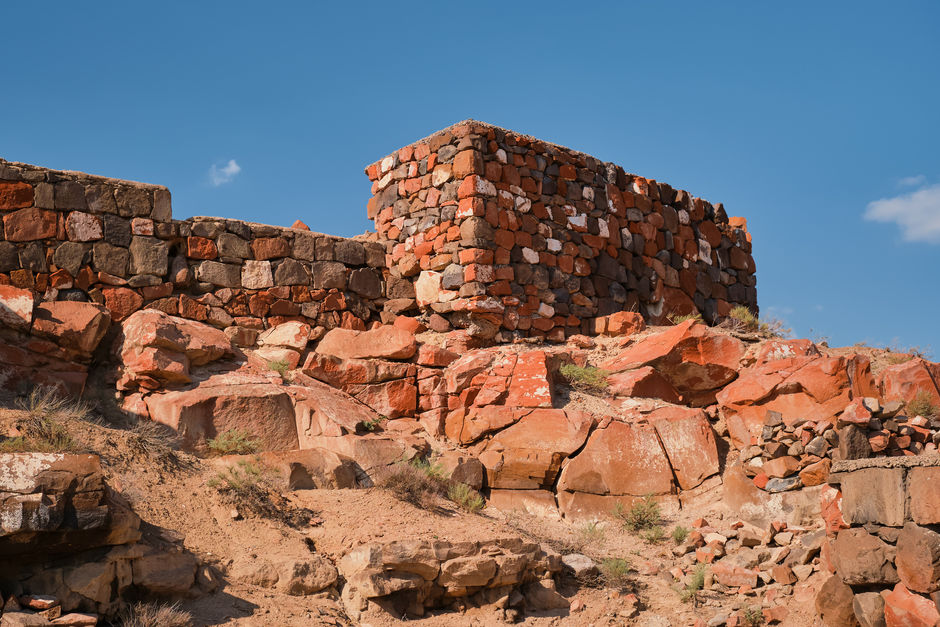 Руины древней крепости Эребуни