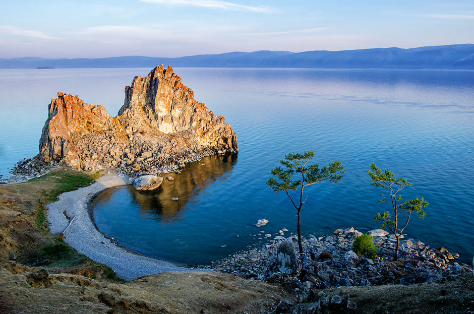 Вид на озеро Байкал и скалу Шаманка
