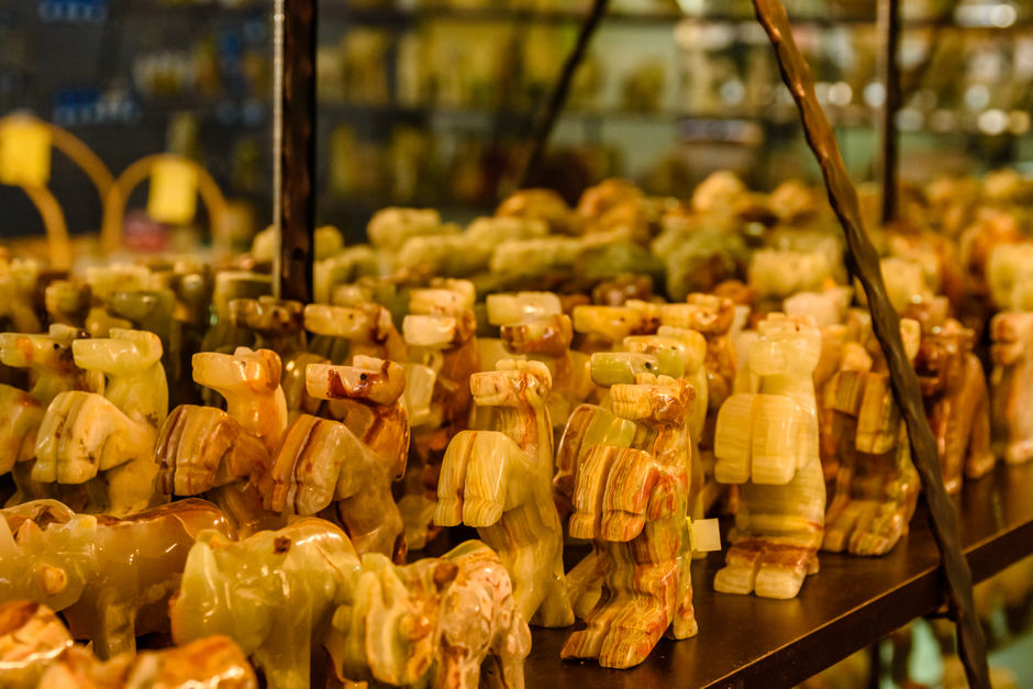 Фигурки из оникса в магазине в Турции