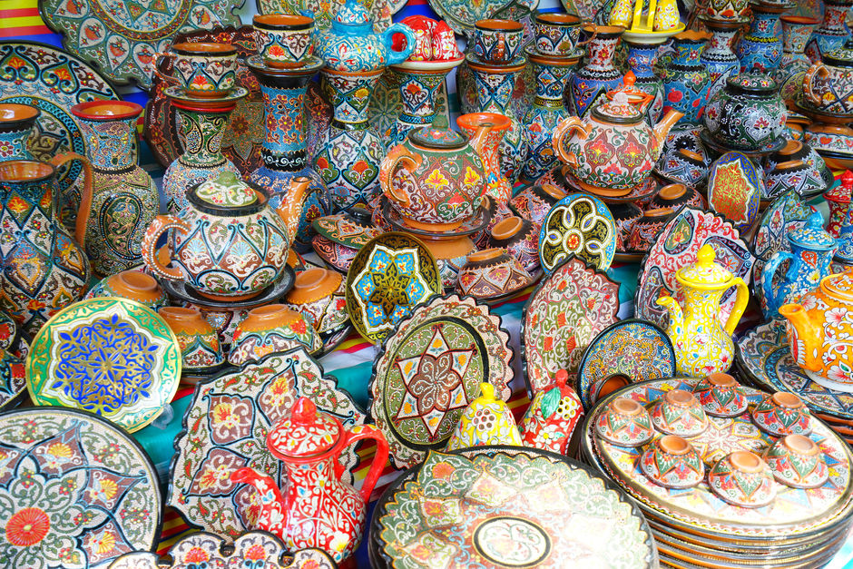 Красочные тарелки и горшки на базаре Чорсу в Ташкенте
