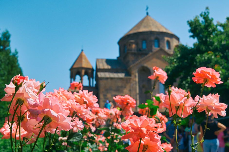 Цветы перед церковью в Армении