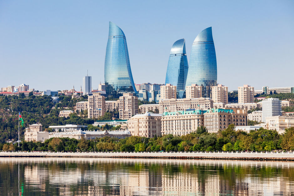 Вид на Огненные башни в Баку