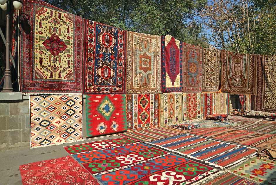 Различные узоры ковров для продажи в центре Еревана