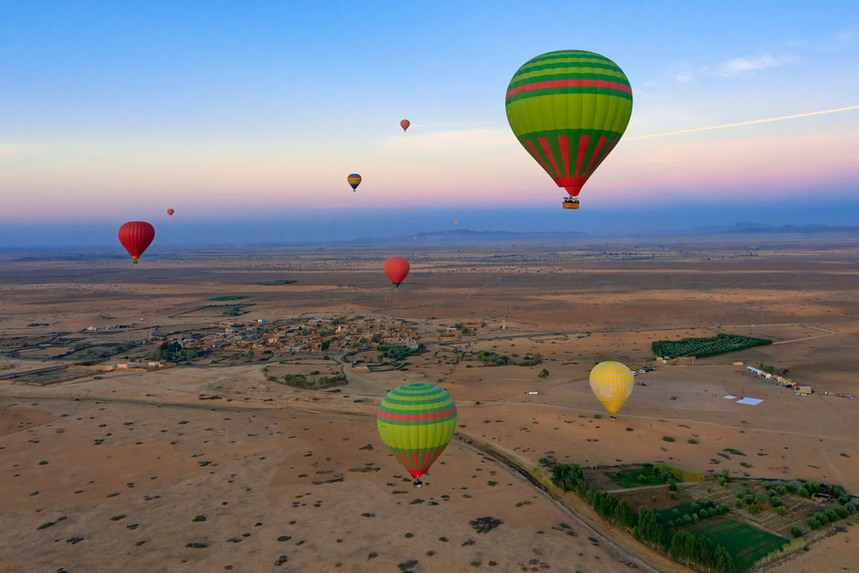 Вид на воздушные шары в марокканском небе