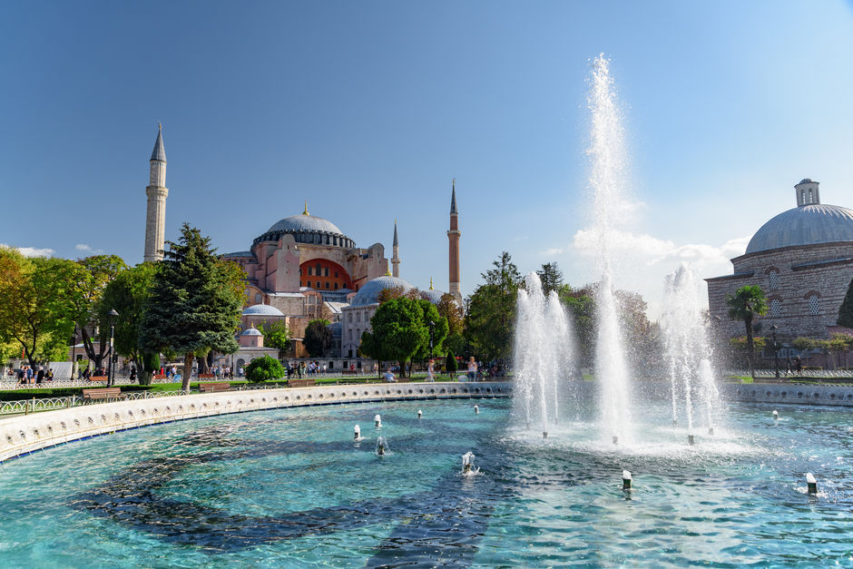 Живописный фонтан на площади Султанахмет