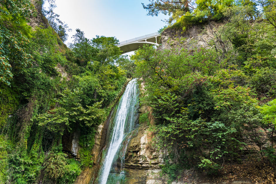 Водопад Легвтахеви в Ботаническом саду города Тбилиси