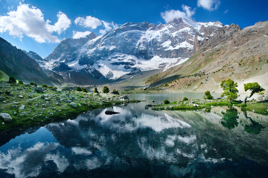 Живописное озеро в горах Таджикистана